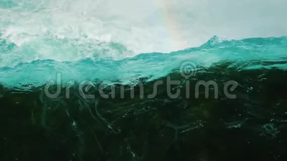 有着美丽阴影的水流冲了下来彩虹在水面上尼亚加拉瀑布视频的预览图