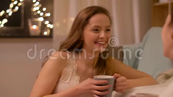 女人喝茶和朋友在家聊天视频的预览图