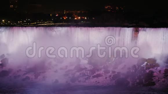 尼亚加拉大瀑布在晚上从加拿大海岸看风景视频的预览图