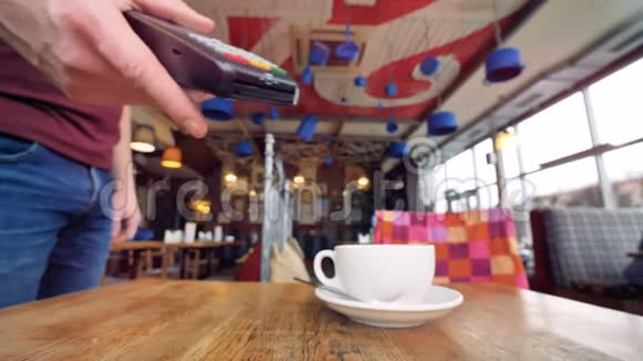 咖啡店中显示的NFC支付过程视频的预览图