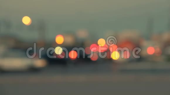 模糊的城市夜晚街上的车上开满了红绿灯把焦点片段视频的预览图