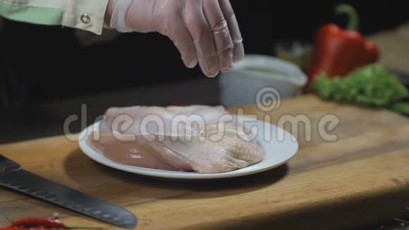 厨师用辣油和香料腌制鸡肉视频的预览图