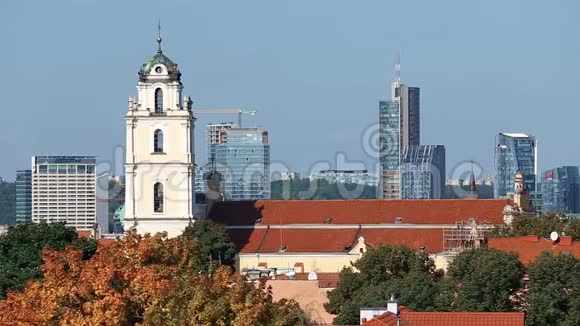 立陶宛维尔纽斯以钟楼为背景的圣约翰天主教会现代建筑观视频的预览图