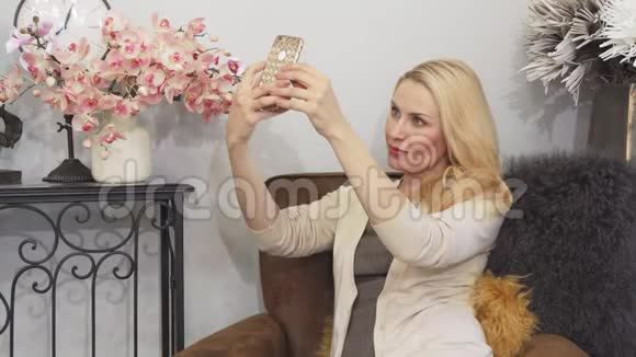 一个好女人在手机上自拍视频的预览图