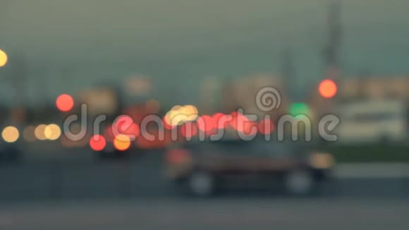 夜城的灯火背景模糊汽车的剪影夜生活的泰尔奥兰奇视频的预览图