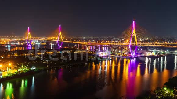 泰国曼谷市ChaoPhraya河上的Bhumibol悬索桥夜间失效视频的预览图
