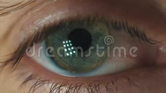 一个眨眼的人的眼睛特写录像绿色的眼睛和黄色的斑点一个人的眼睛正在移动特写镜头视频的预览图