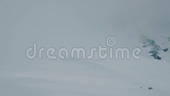 徒步旅行者在大雪山斜坡行走视频的预览图