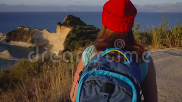 带背包的女人在希腊科孚岛拍摄德拉斯蒂斯角的照片视频的预览图