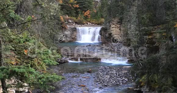 加拿大班夫国家公园约翰逊峡谷瀑布视频的预览图