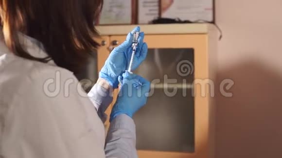 综合诊所的医生从安瓿瓶里用细注射器取药视频的预览图