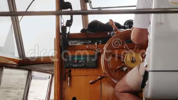 那人是一艘小船船框里只能看到游艇舵手视频的预览图