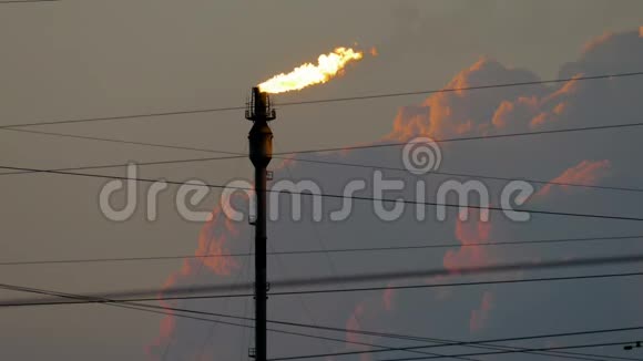 在多云的天空下在炼油厂燃烧火炬视频的预览图
