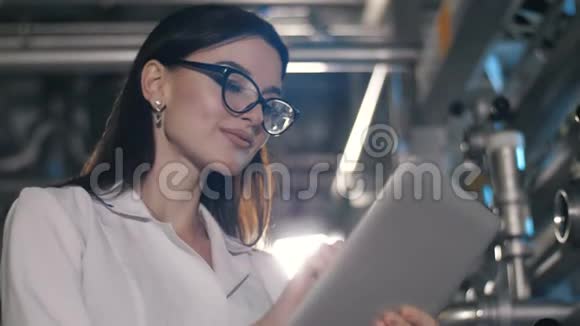 在工厂用平板电脑工作的女人视频的预览图
