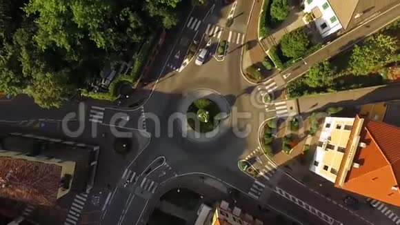汽车绕着一个小的圆形交叉口行驶视频的预览图