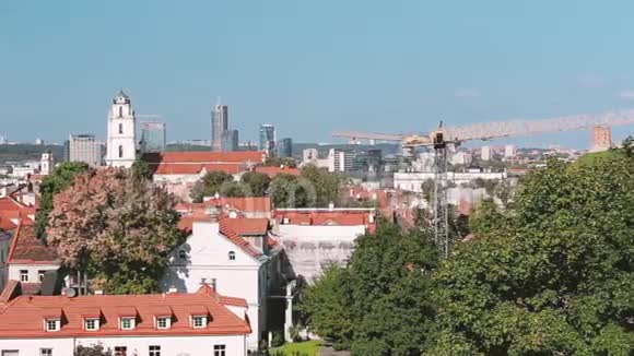 立陶宛维尔纽斯在阳光明媚的日子里圣约翰教堂与钟楼和圣尼古拉教堂的最高景观潘潘视频的预览图