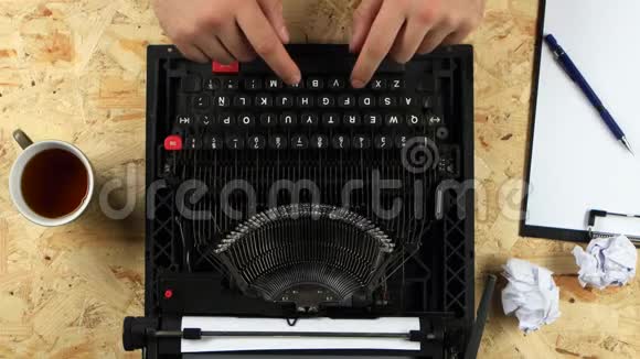 男人用打字机打这本书的文字从上面看视频的预览图