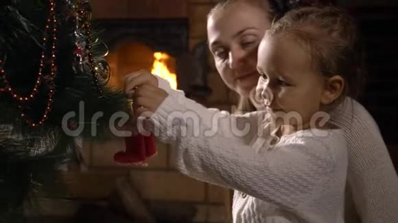 年轻的母亲和可爱的女儿一起装饰圣诞树视频的预览图