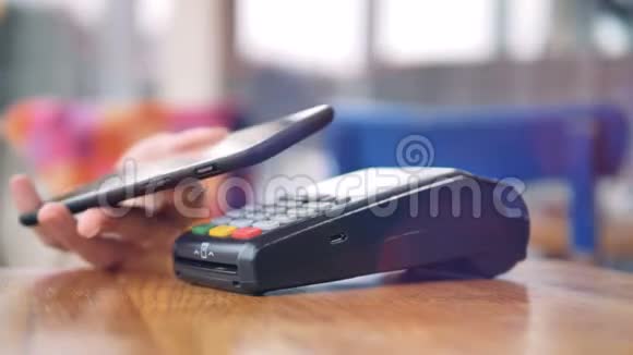 一个侧面的NFC支付过程与智能手机视频的预览图