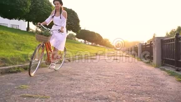 日落时骑自行车的年轻美女不同速度拍摄的视频视频的预览图