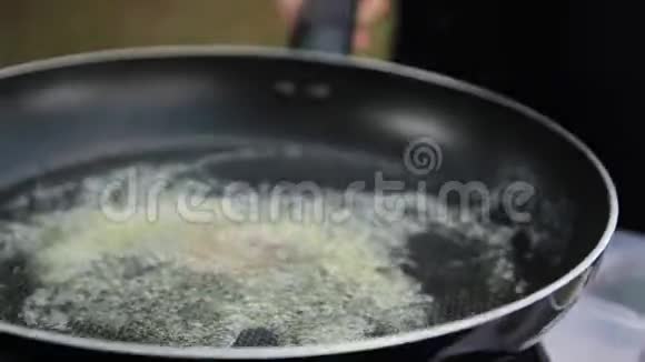 黄油在平底锅上融化视频的预览图