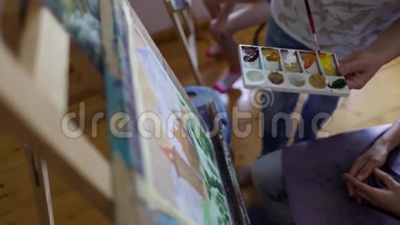 艺术家画油漆刷的图片男性艺术家手中的画笔艺术观念特写绘画画面视频的预览图