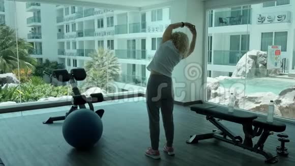 老年妇女在健身房里吵吵闹闹老年妇女在健身房做运动视频的预览图