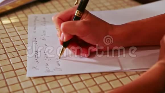女作家写的信用钢笔坐在房间特写的桌子上视频的预览图