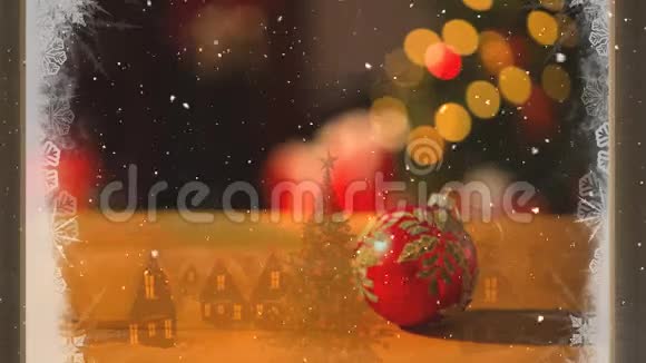 通过冰冷的窗户观看带有雪花的室内视频构图和圣诞装饰视频的预览图