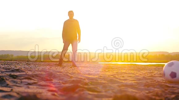 日落时在海滩上踢足球体育学生在海滩上放松视频的预览图