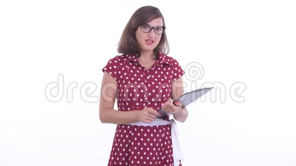 戴眼镜的快乐美女一边拿着剪贴板说话视频的预览图