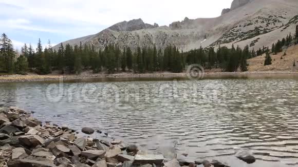 斯特拉湖上清新的微风视频的预览图