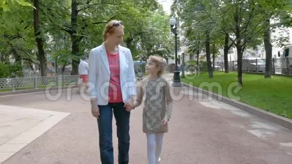 母女俩在公园里散步玩得很开心视频的预览图