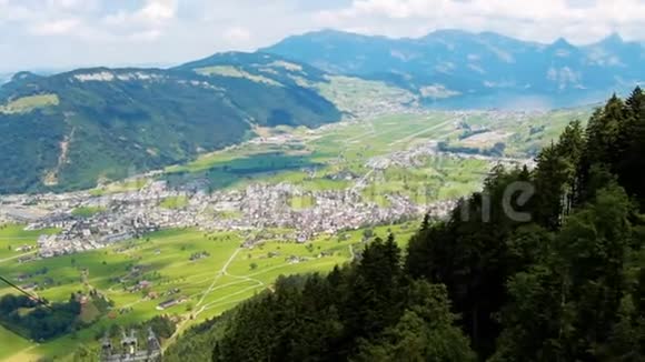 瑞士阿尔卑斯山阳光明媚的一天高高的高山覆盖着树木视频的预览图