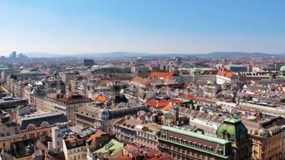 在阳光明媚的一天从老欧洲城市屋顶的高点眺望视频的预览图