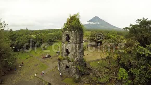 鸟瞰卡泽教堂遗址展现梅昂山爆发的背景卡萨瓦教堂菲律宾视频的预览图