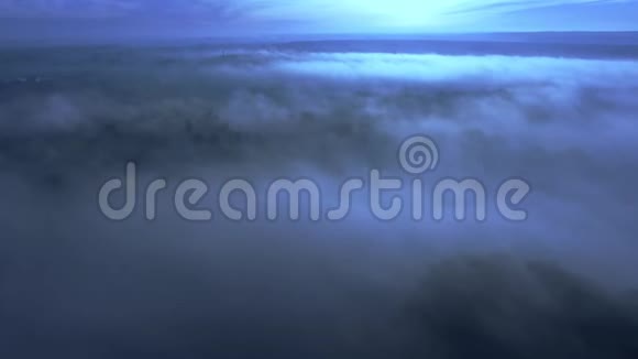早晨森林上空的雾影绰绰美丽的风景鸟瞰视频的预览图