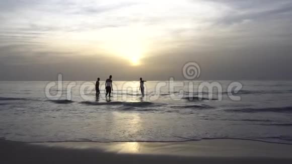 以色列海滩日落孩子们在逆光中跳舞视频的预览图