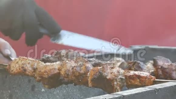烟熏扦苗上的什什肉串肉质鲜美视频的预览图