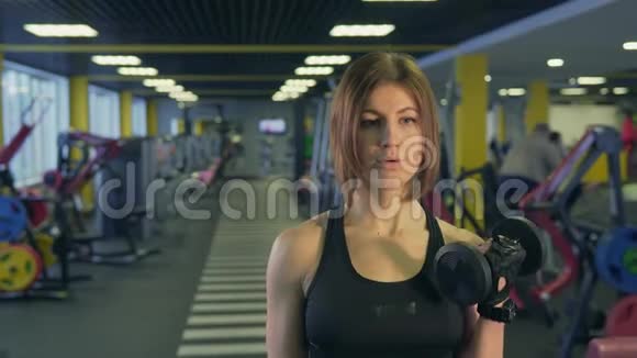 运动员有条不紊地举起哑铃以促进肌肉质量的发展视频的预览图