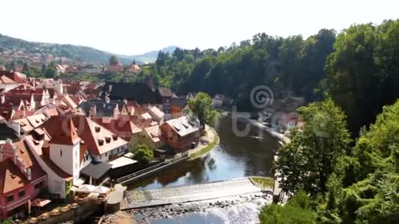 阳光明媚的一天小河流流经欧洲老城区视频的预览图