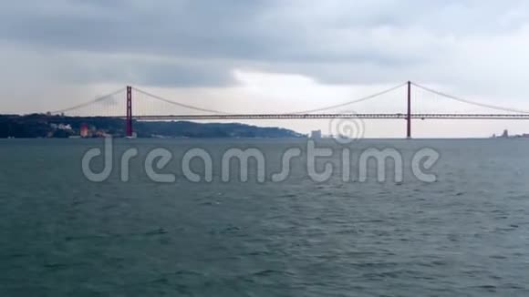 阴天时从金门大桥上的船上观看视频的预览图