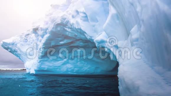 冰川与自然洞穴在水中摇摆视频的预览图