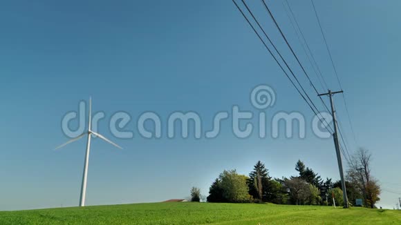 靠近电力线的工业风力发电机视频的预览图