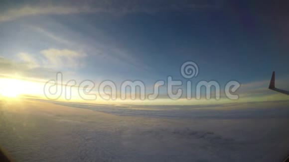4K精彩的日落视图通过飞机窗口航空旅行视频的预览图