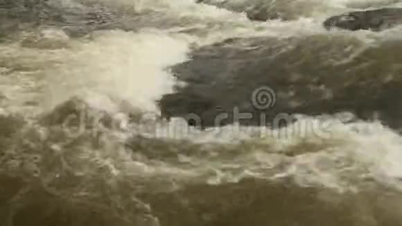 波浪在河流中流动视频的预览图