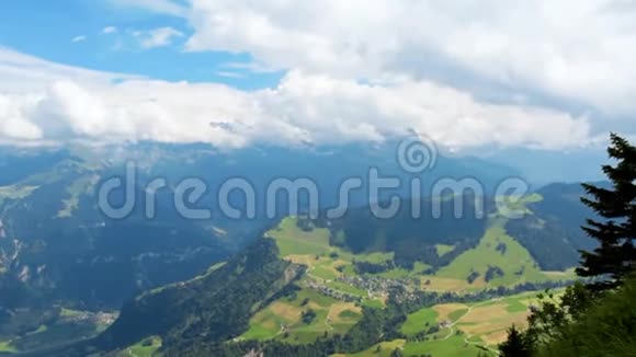 夏天瑞士美丽的山脉全景视频的预览图