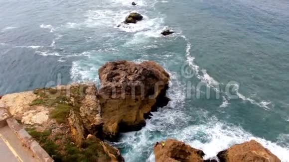 从悬崖上看到海浪和海岸线上的岩石视频的预览图