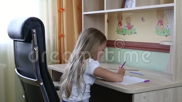 坐在黑色皮椅上的女孩用钢笔在笔记本上写了一些东西视频的预览图