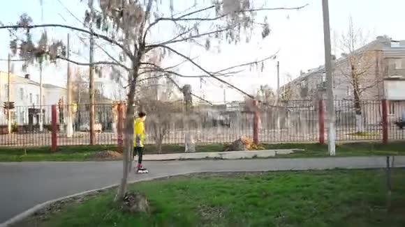小女孩在城市公园学溜冰视频的预览图